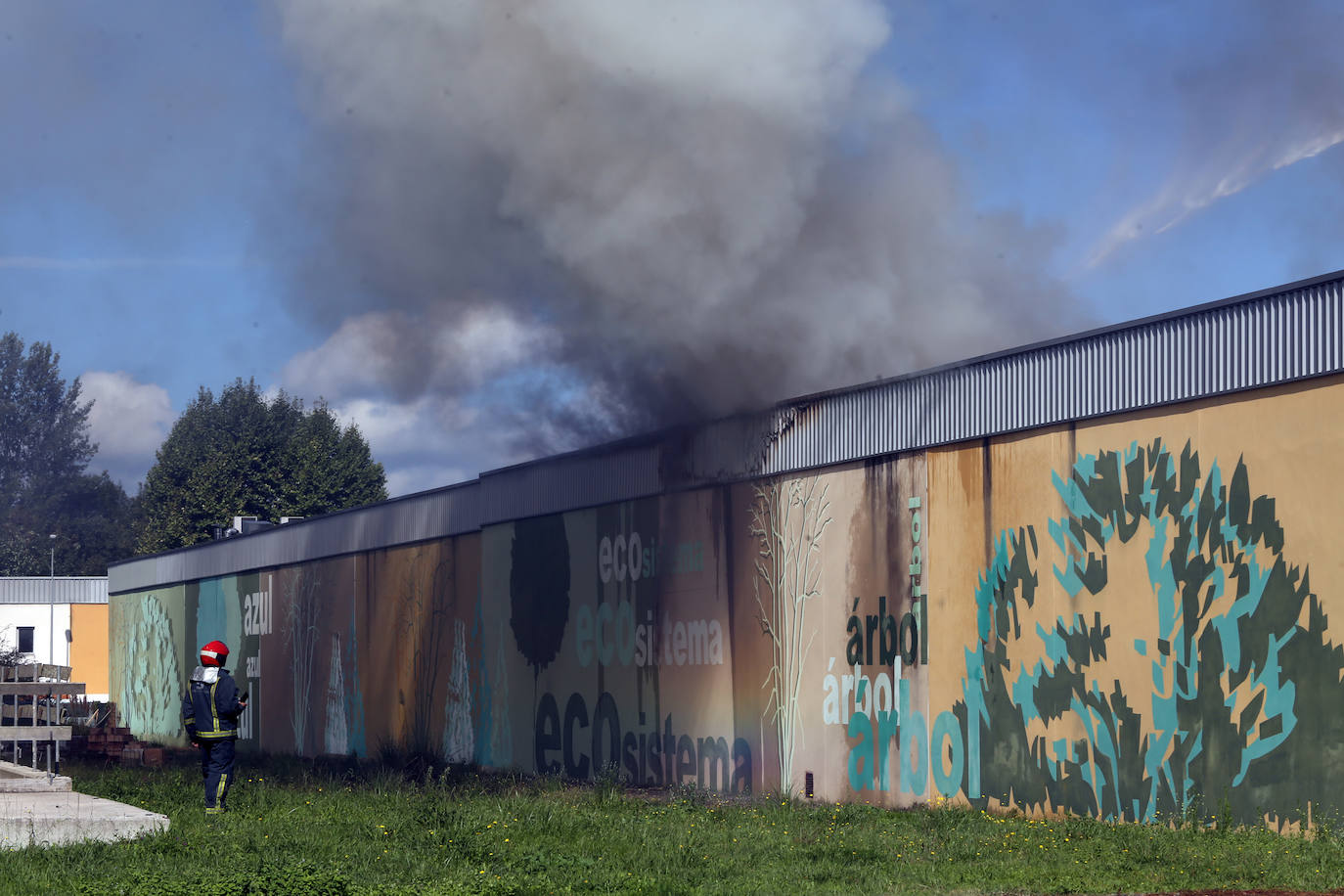 Voraz incendio en un polígono en Siero