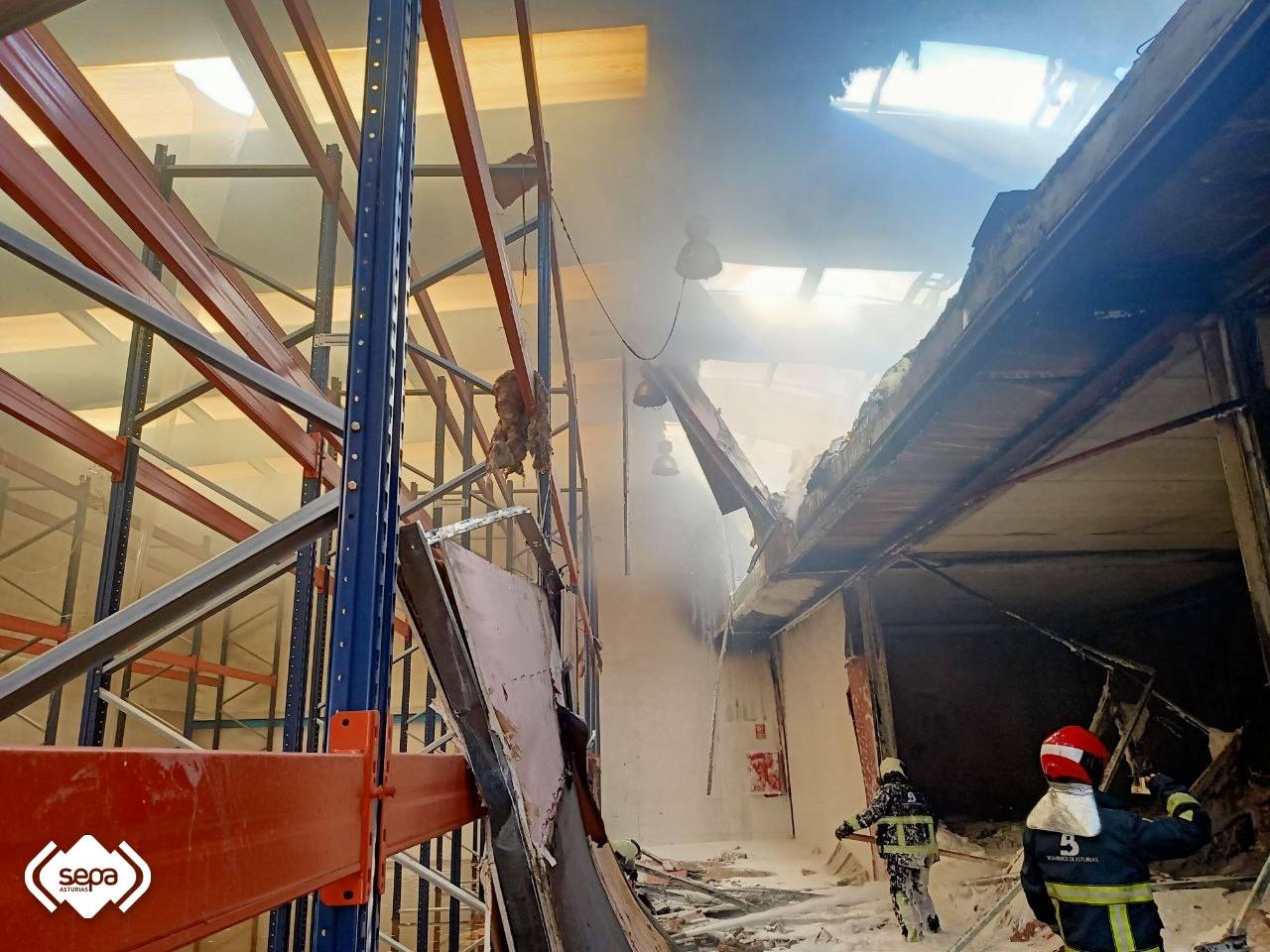 Voraz incendio en un polígono en Siero