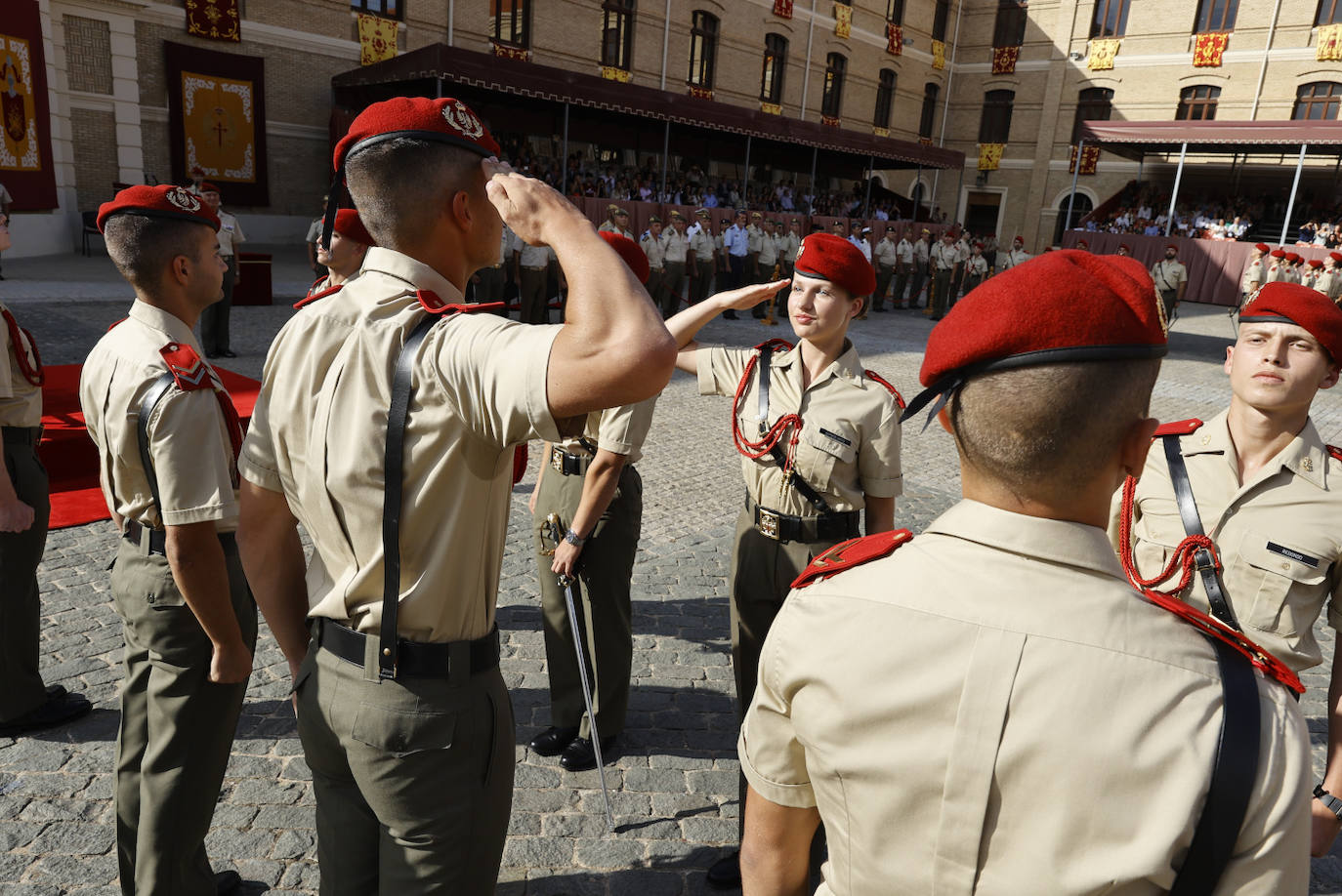 La princesa Leonor, protagonista en la ceremonia de entrega de sables de la academia militar