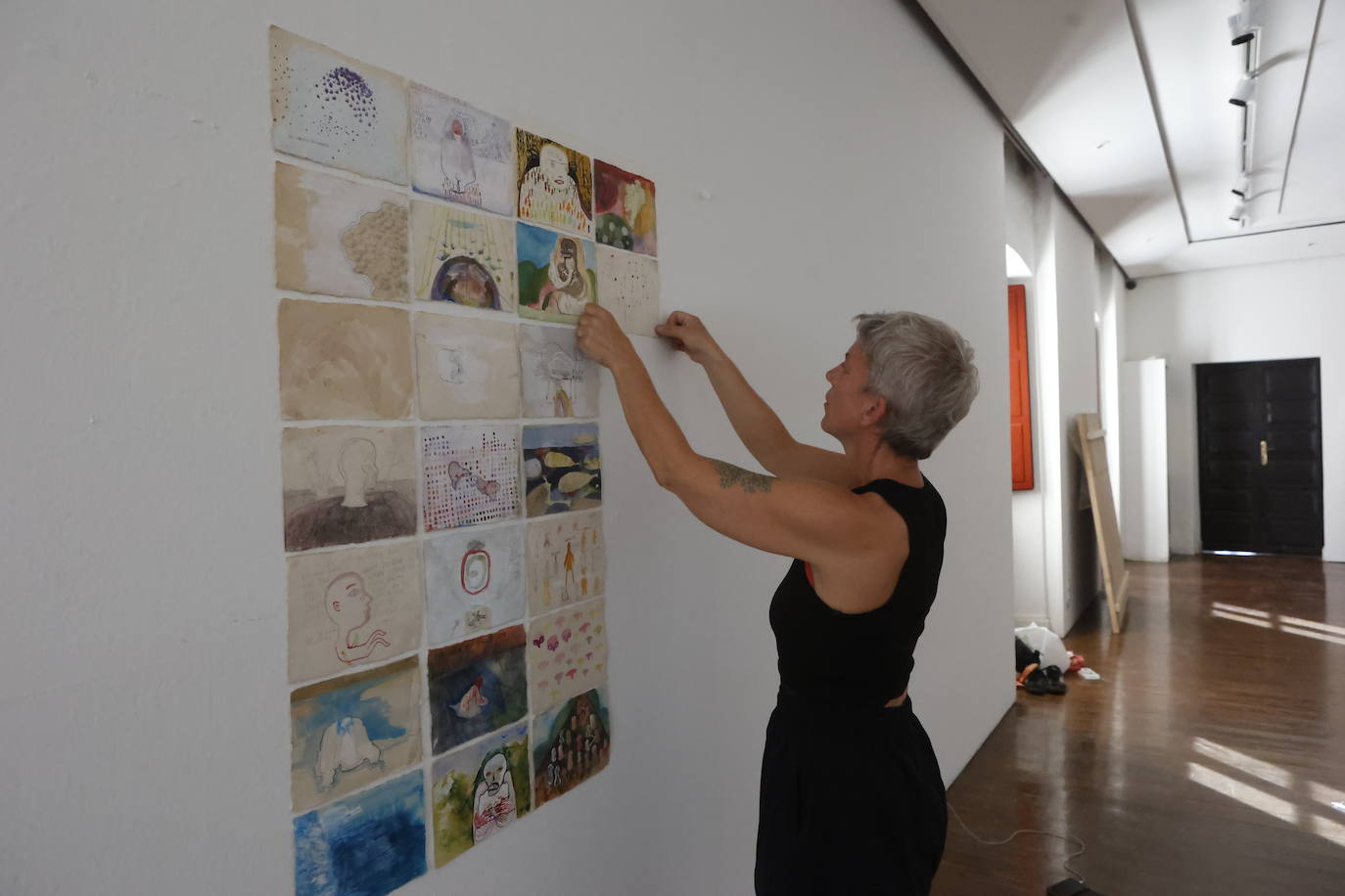Imagen secundaria 1 - Dos espectaculares piezas de Marina Vargas. | Julia Keppeler coloca sus obras en el segundo piso. | Otra de las obras que representan a Vallina.