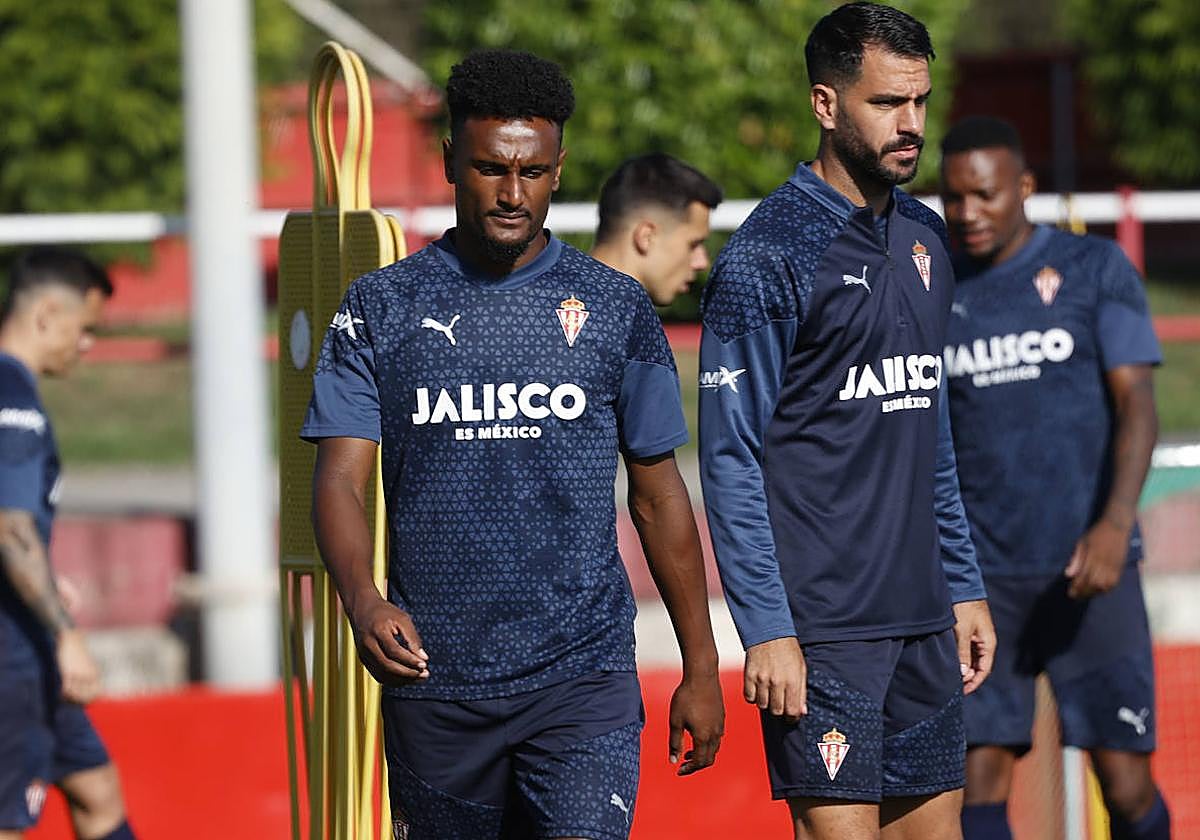 Hassan, a la izquierda, durante el entrenamiento de este martes.