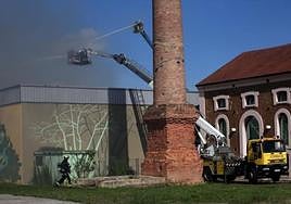 Una veintena de efectivos trabajaron en el confinamiento y extinción de las llamas. El humo negro generó expectación.