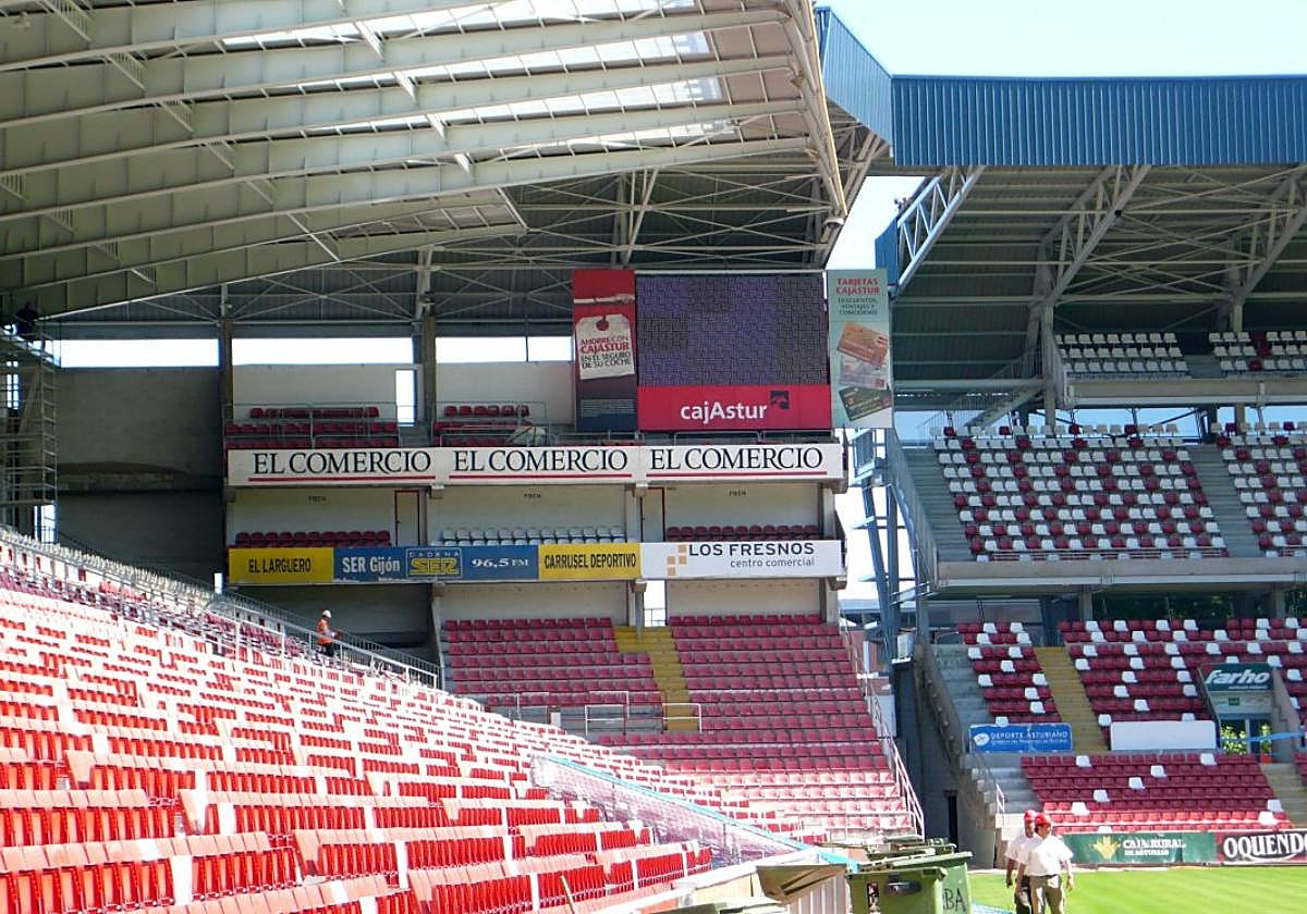 Imagen de El Molinón, hace unos años, con la zona donde se pretende ubicar el nuevo espacio para los aficionados al fondo.