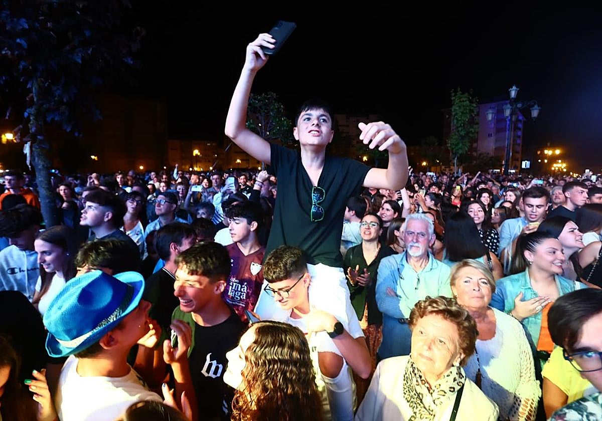 Llenazo en La Corredoria para ver a Panorama.