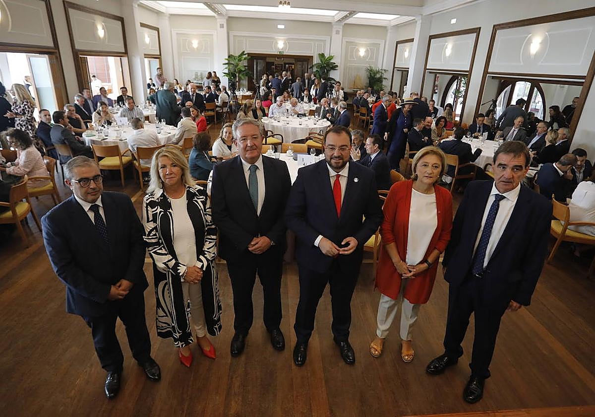 De izquierda a derecha, Marcelino Gutiérrez, director de EL COMERCIO, Celia Fernández, vicepresidenta de la Junta General, Antonio Romero, director general de Caja Rural de Asturias, Adrián Barbón, presidente del Principado, Delia Losa, delegada del Gobierno en Asturias e Ignacio Pérez, director general de EL COMERCIO.