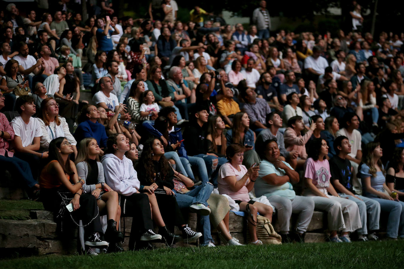 Oviedo estalla en su gran noche de fuegos artificiales