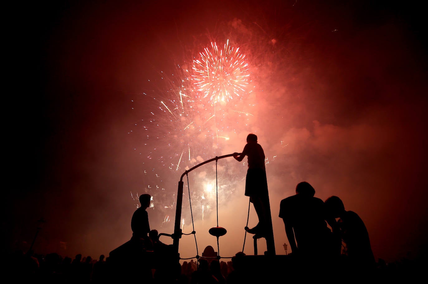 Oviedo estalla en su gran noche de fuegos artificiales
