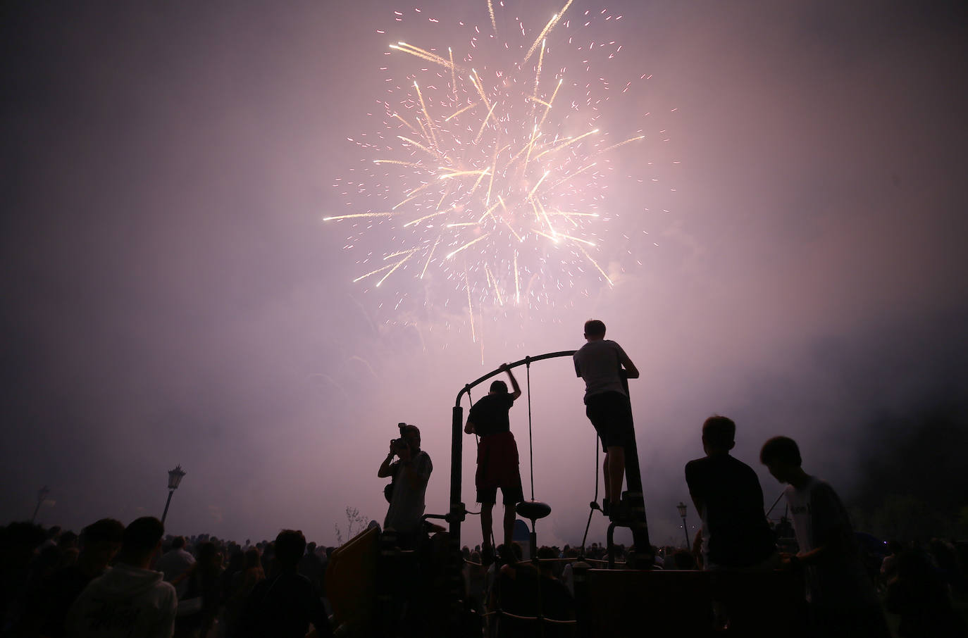 Oviedo estalla en su gran noche de fuegos artificiales