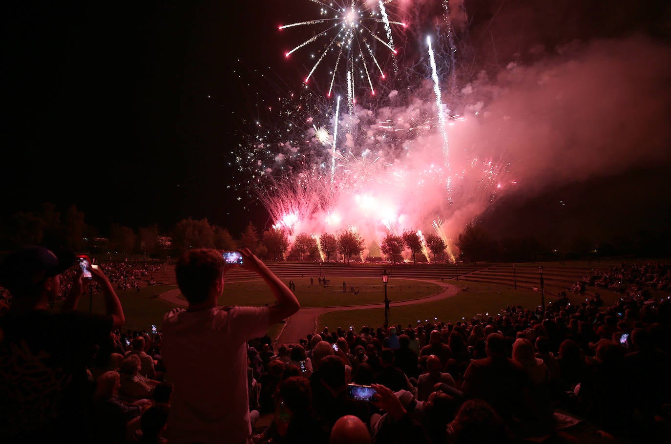 Oviedo estalla en su gran noche de fuegos artificiales