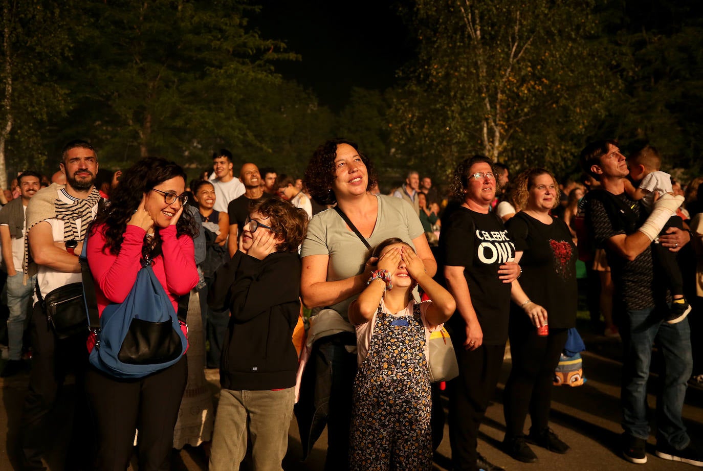 Oviedo estalla en su gran noche de fuegos artificiales