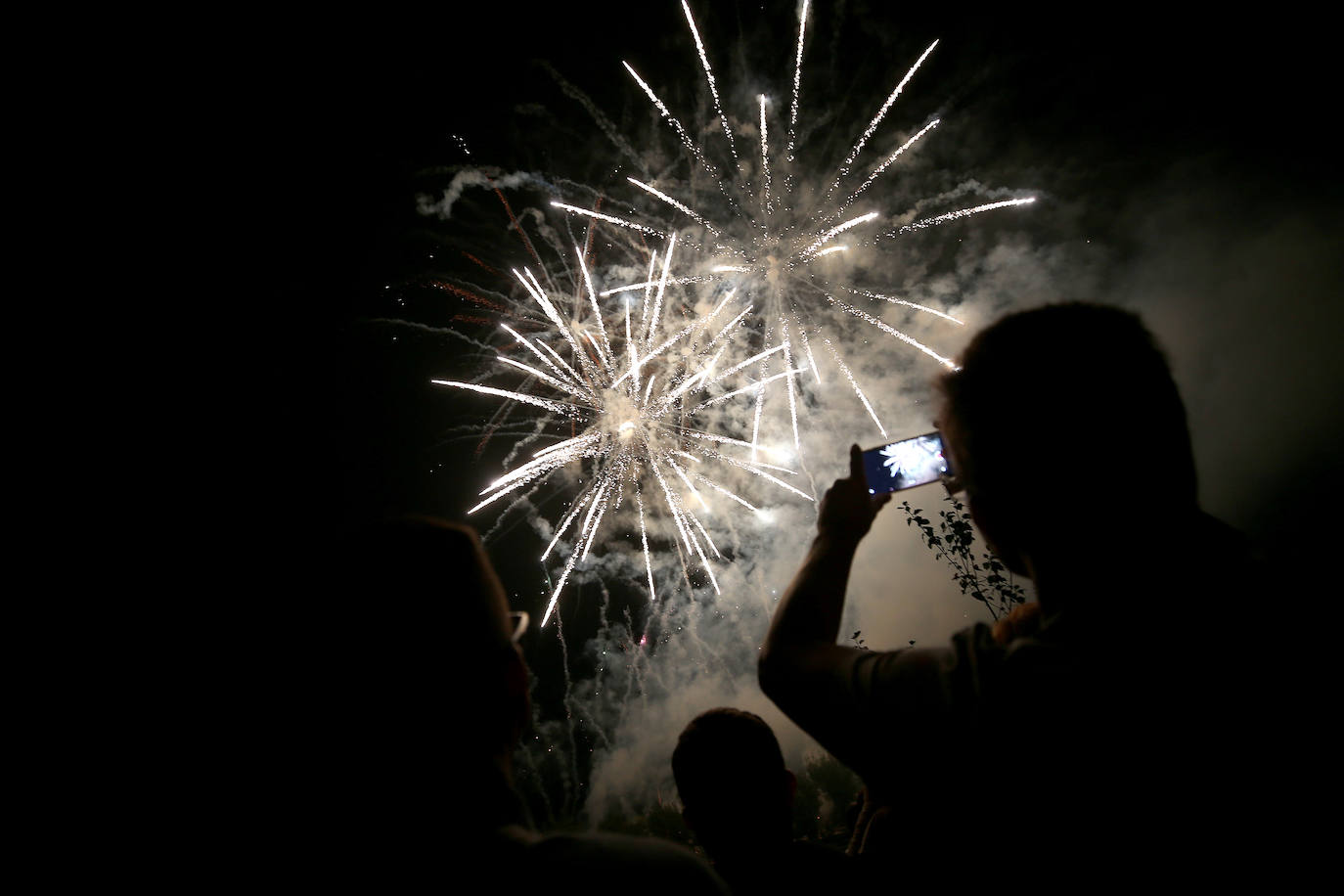 Oviedo estalla en su gran noche de fuegos artificiales