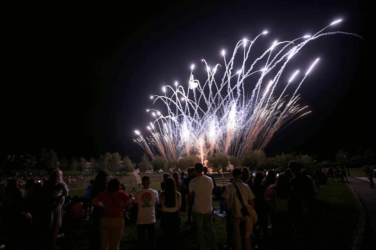 Oviedo estalla en su gran noche de fuegos artificiales