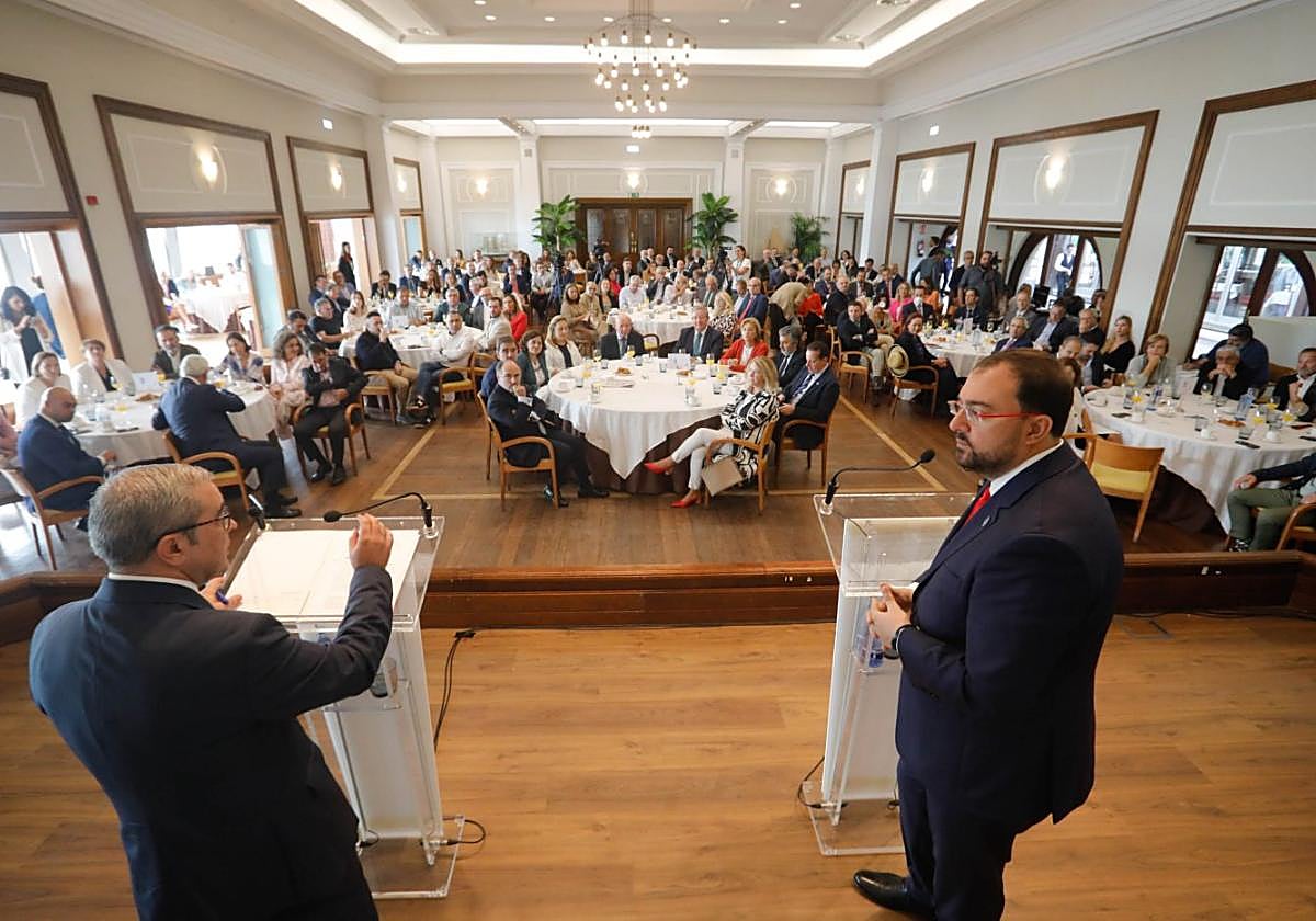 El director de EL COMERCIO, Marcelino Gutiérrez, y el presidente asturiano, Adrián Barbón, en el escenario.