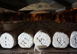 Piezas de queso Gamonéu madurando en Cueva Oscura, la cavidad comunitaria de los elaboradores.