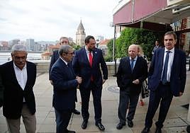 Barbón, ayer, en el encuentro de EL COMERCIO en el Club de Regatas, junto a Marcelino Gutiérrez (director), José María González (presidente del consejo) e Ignacio Pérez (director general). A la izda, Floro.