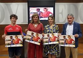 El piloto Javier Villa; la edil Conchita Méndez; Camino Mateos de la Asociación Omega. y José Ramón Fernández, Oviedo Atletismo.