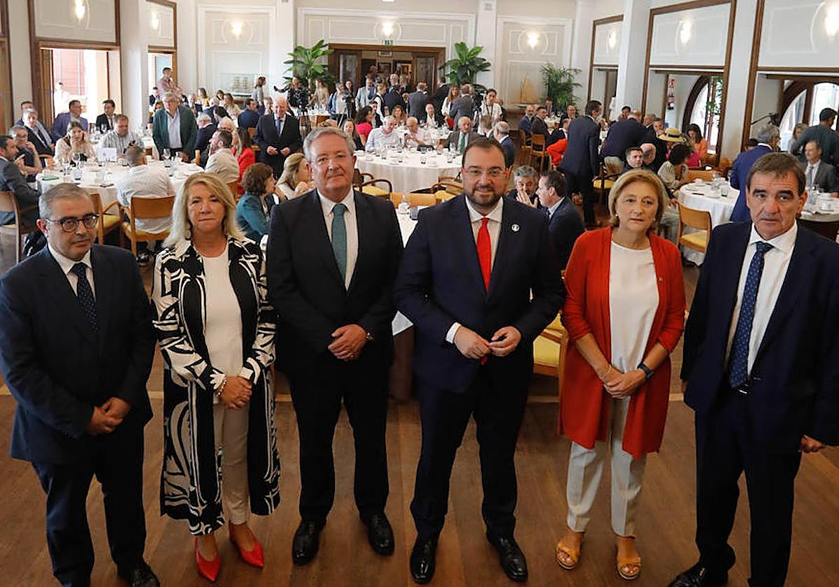 Marcelino Gutiérrez, Celia Fernández, Antonio Romero, Adrián Barbón, Delia Losa e Ignacio Pérez, momentos antes de iniciarse el desayuno.