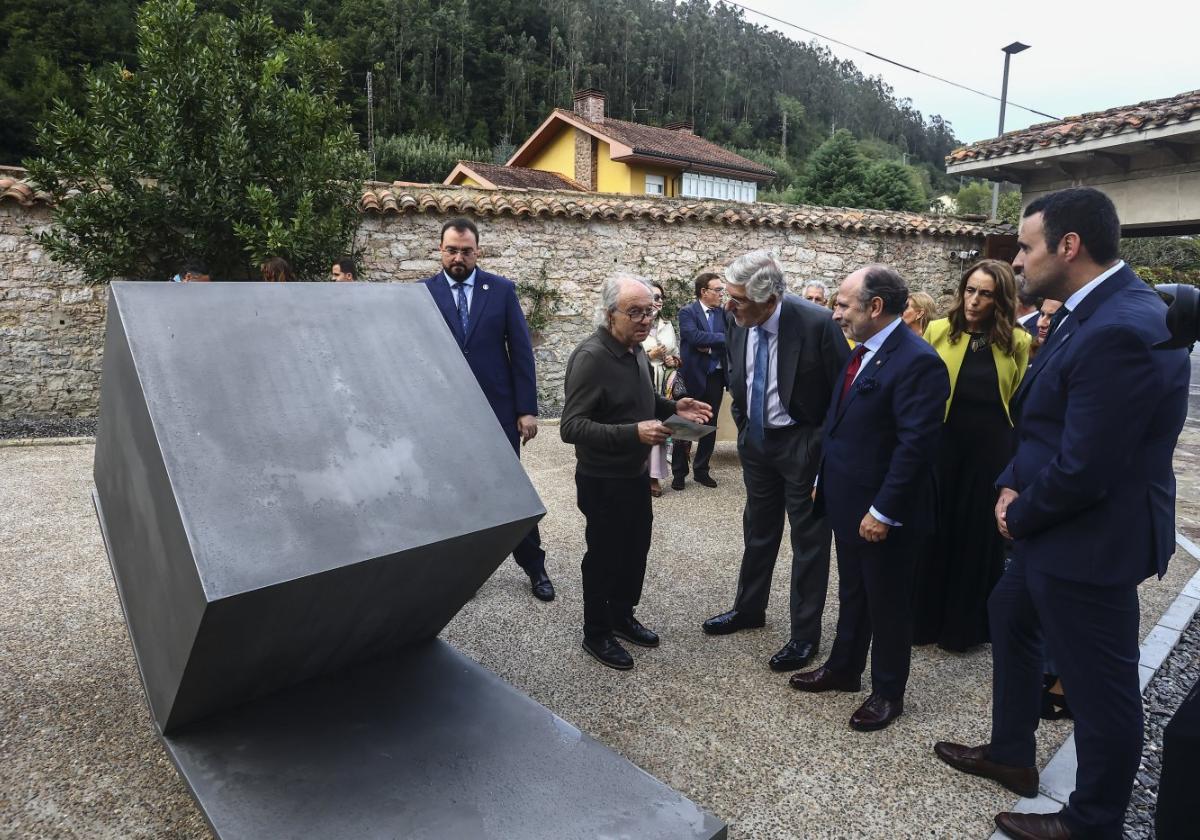 Herminio Álvarez le explica a Gomes y Villaverde su obra escultórica en presencia de Barbón, Patricia Severino y Peláez .