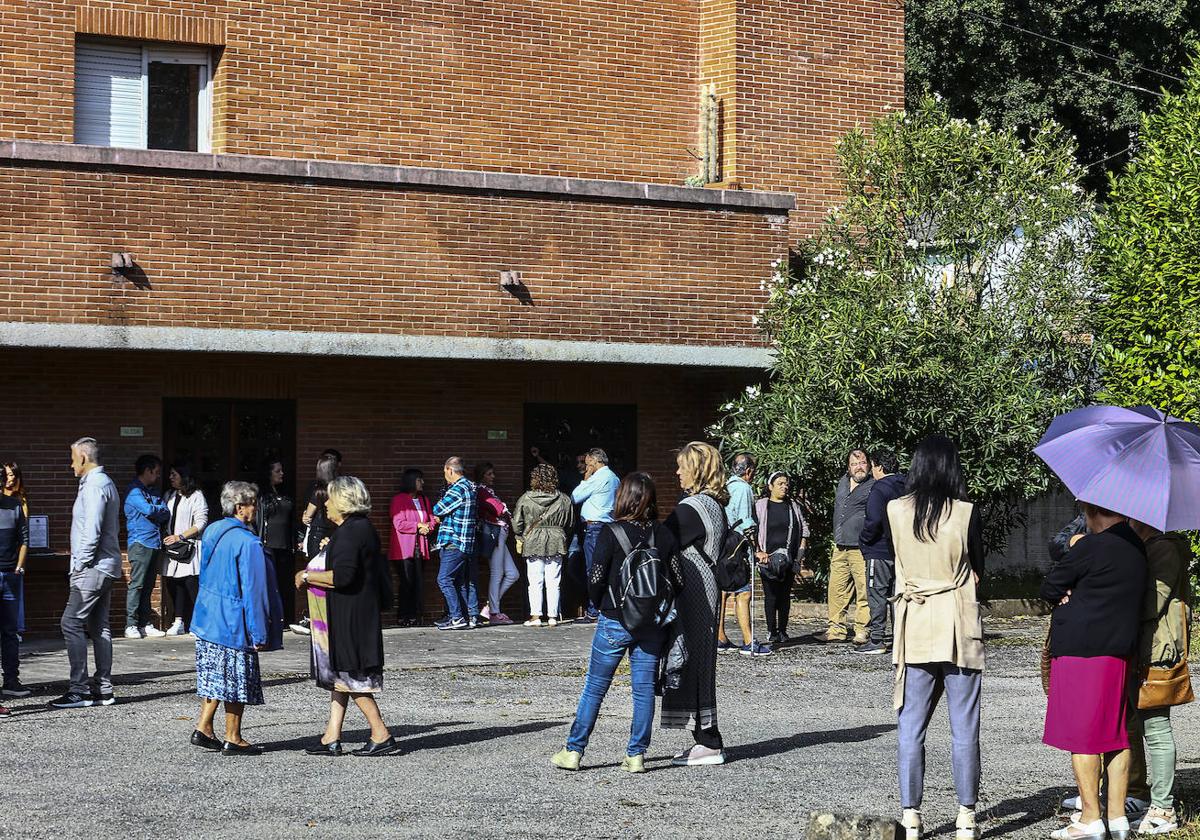 Familiares, amigos y allegados de Francisco Javier Rodríguez Tobajas despidieron este viernes en una íntima y emotiva ceremonia al agente inmobiliario asesinado en Gijón.