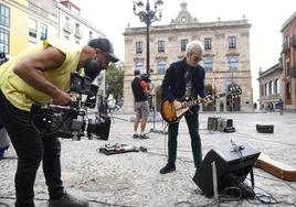 Ariel Rot, en la plaza Mayor de Gijón, durante la grabación de su programa.