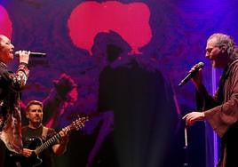 Camela, el dúo integrado por Ángeles Muñoz y Dionisio Martín, en plena actuación.