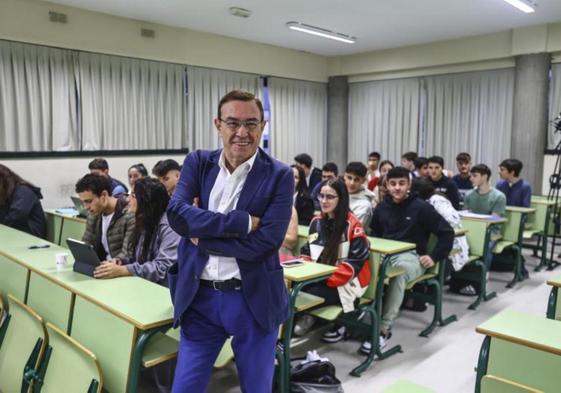 Juan Vázquez, ayer, durante su última clase.