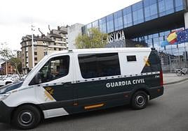 Felipe A. R. es trasladado en el furgón de la Guardia Civil al centro penitenciario de Asturias.