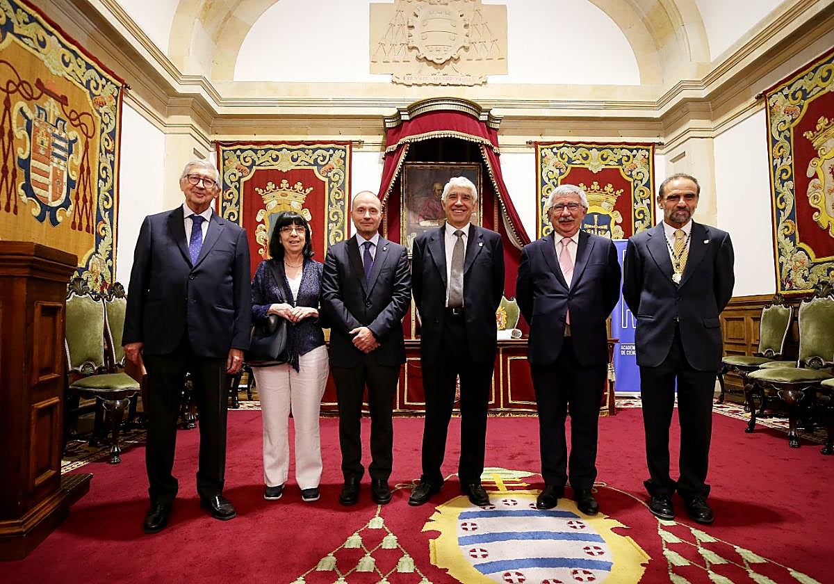 Rafael Puyol, presidente de la Unir, junto a Rosario Rodicio, miembro de la Academia Asturiana de Ciencia e Ingeniería (AACI); el investigador premiado, Mario F. Fraga; Mario Díaz, presidente de la AACI; César de Haro, secretario y vocal de la Fundación Carmen y Severo Ochoa, y Javier Sebastián, vicepresidente de la AACI.