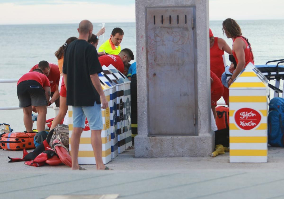 Sanitarios y personal de salvamento en el momento de la atención al bebé en la Escalerona.