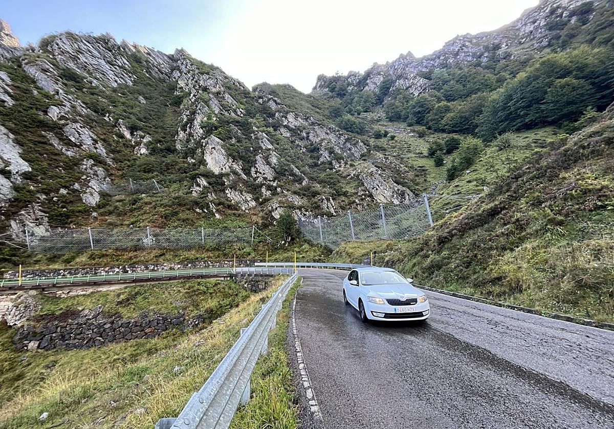 Curva de Riofrío, donde se plantea la construcción de una nueva visera o un puente para salvar la canal.