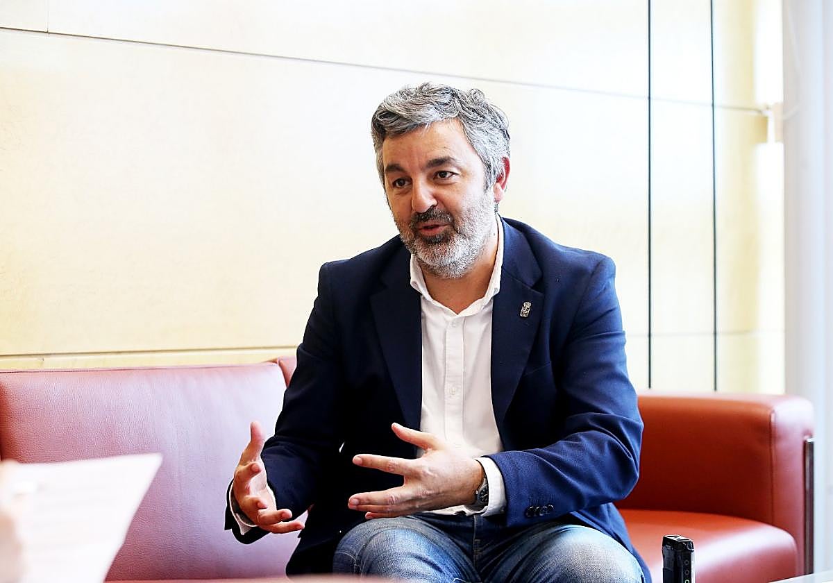 El consejero, en su despacho.