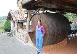 Agroturismo. María Gutiérrez, en la recepción del complejo turístico que regenta en La Busta (Selorio).