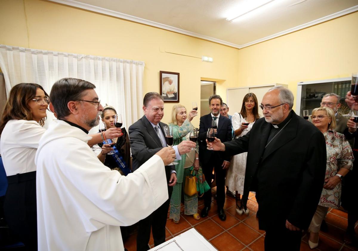 El párroco de El Cristo, Julián Herrojo, el alcalde de Oviedo, Alfredo Canteli, y el arzobispo brindan tras la misa de ayer.