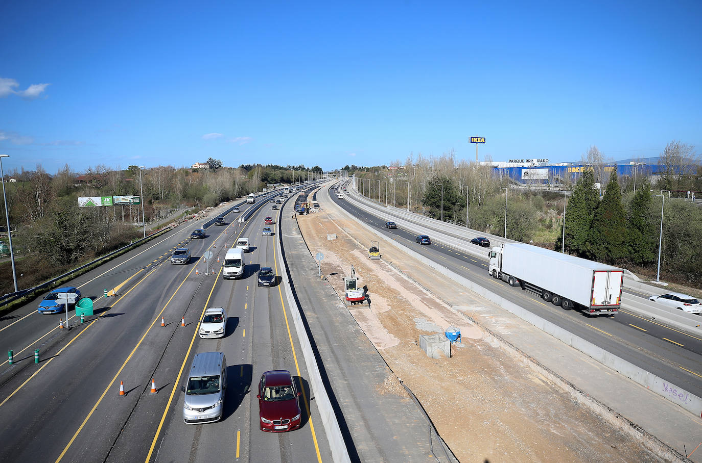Obras de construcción de un tercer carril en la autopista 'Y'.
