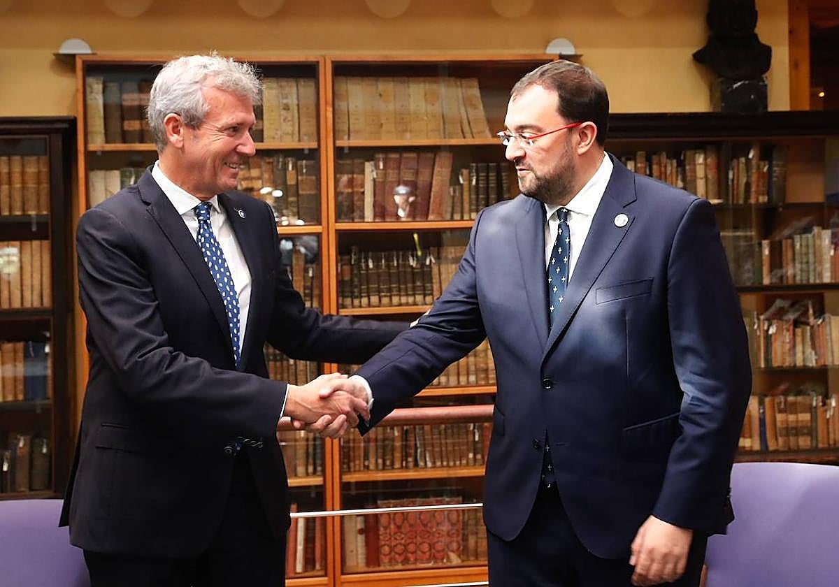 El presidente de la Xunta de Galicia, Alfonso Rueda, y el presidente del Principado de Asturias, Adrián Barbón.