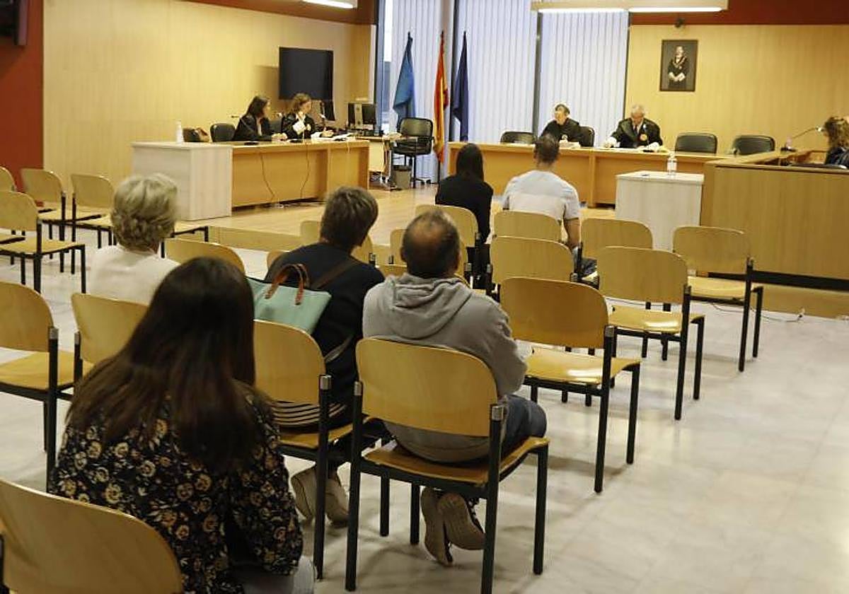 Juicio a los dos acusados de ocupar una vivienda en el barrio gijonés El Natahoyo.