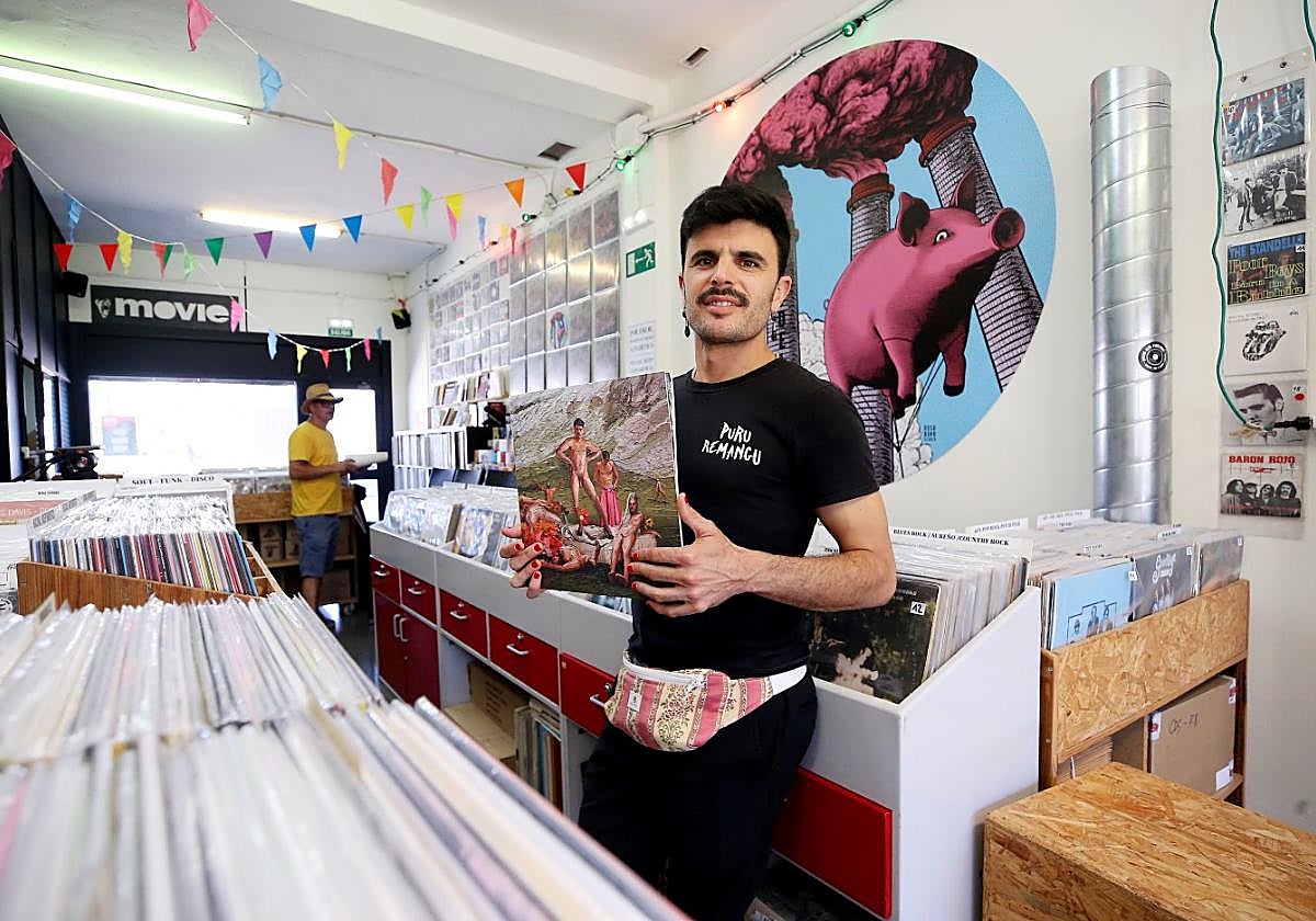 Rodrigo Cuevas sostiene su disco, que fue presentado ayer en Oviedo.