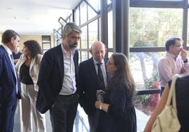 Luis Enriquez, consejero delegado de Vocento, y José María González, presidente del consejo de EL COMERCIO, con la viuda de Marcelino Gutiérrez.