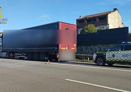 Camión interceptado por la Guardia Civil.