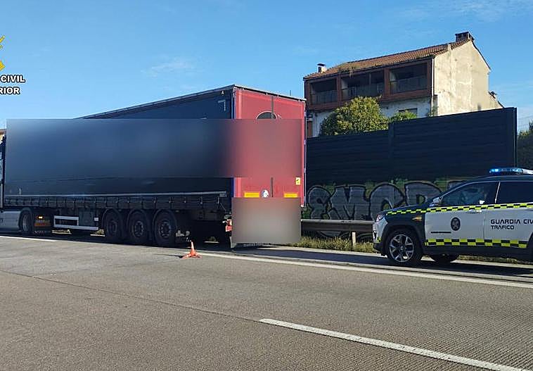 Camión interceptado por la Guardia Civil.