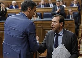 El presidente del Gobierno en funciones, Pedro Sánchez, saluda al diputado del PSOE Óscar Puente, encargado de replicar a Feijóo.