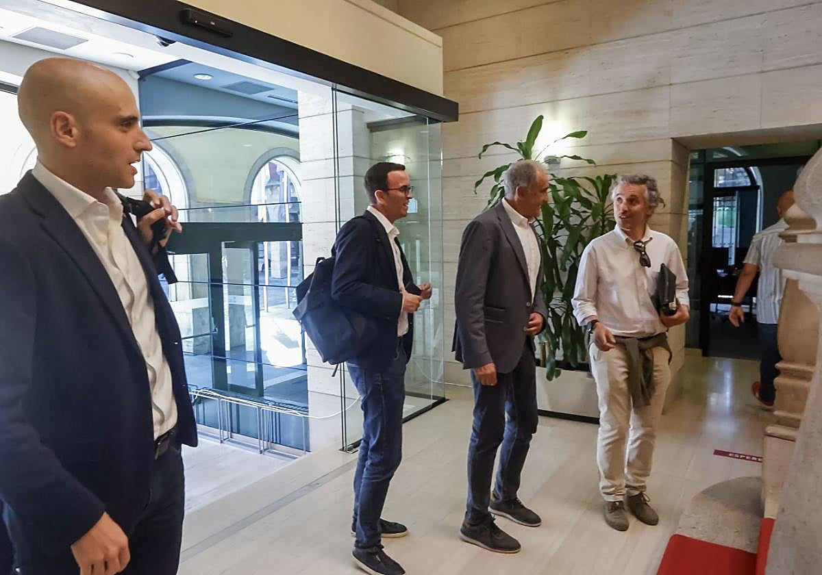 David Guerra, Carlos Llamas, Joaquín y el arquitecto José Ramón Fernández Blanco, responsable de las obras de Mareo, a su llegada la semana pasada a la reunión con el Ayuntamiento .