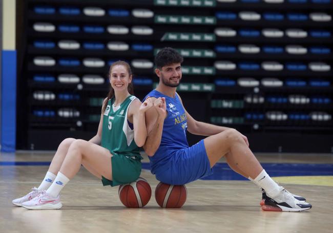 Tamara Labra y Marc Martí, en la pista del polideportivo de Pumarín.