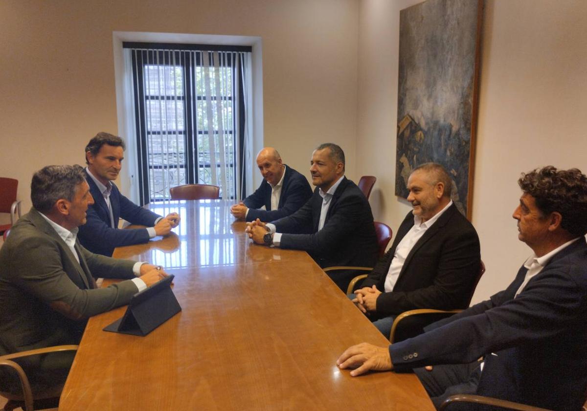 Los concejales Jorge Pañeda y Jorge González Palacios, con Lorenzo Martínez, Fernando Castaño, Adolfo Celorio y Tomás Carbonell, este mediodía, en el Ayuntamiento de Gijón