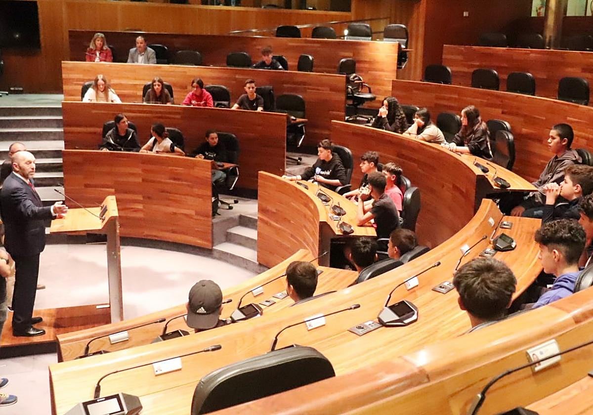 El alumnado visitó la Junta General.