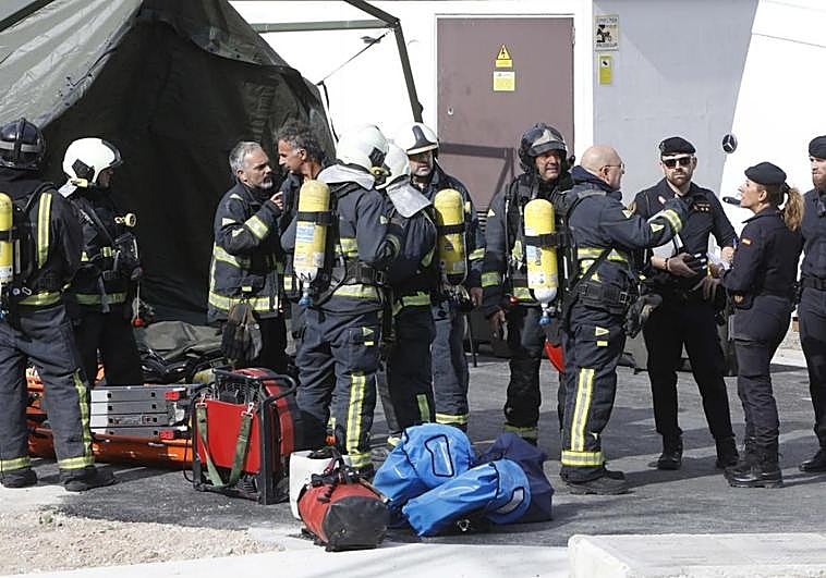 Bomberos y guardias civiles del GRS se coordinaron para entrar en el túnel.
