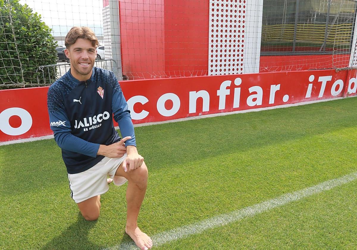 Nacho Méndez, de cuya grave lesión en el Heliodoro Rodríguez López se cumplirá este sábado un año, posando ayer sobre la rodilla de la que fue intervenido.