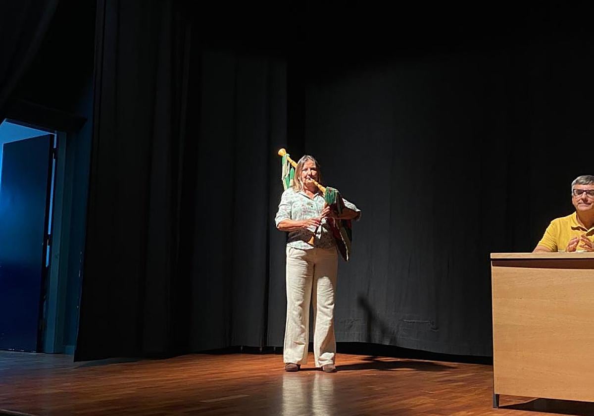 Una alumna durante una actuación, ayer.