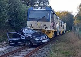 El vehículo arrollado en las vías