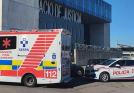 Una ambulancia y Policía Local, se desplazaron hasta los juzgados de Gijón.